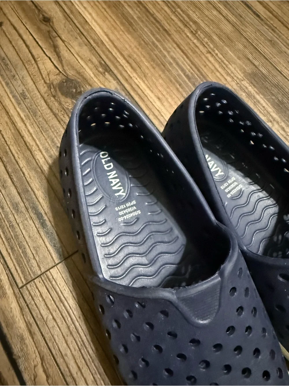 Old Navy Navy and White Kids Slip-On Water Shoes